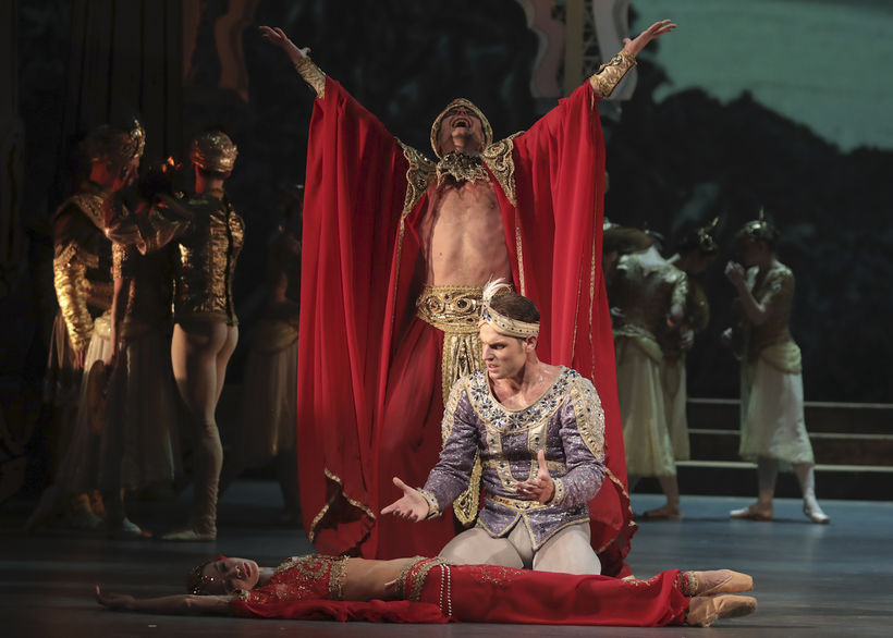 La Bayadère (Eriko Wakizono, Michal Krčmář, Uladzimir Ivanou). Photo: Ctibor Bachratý.